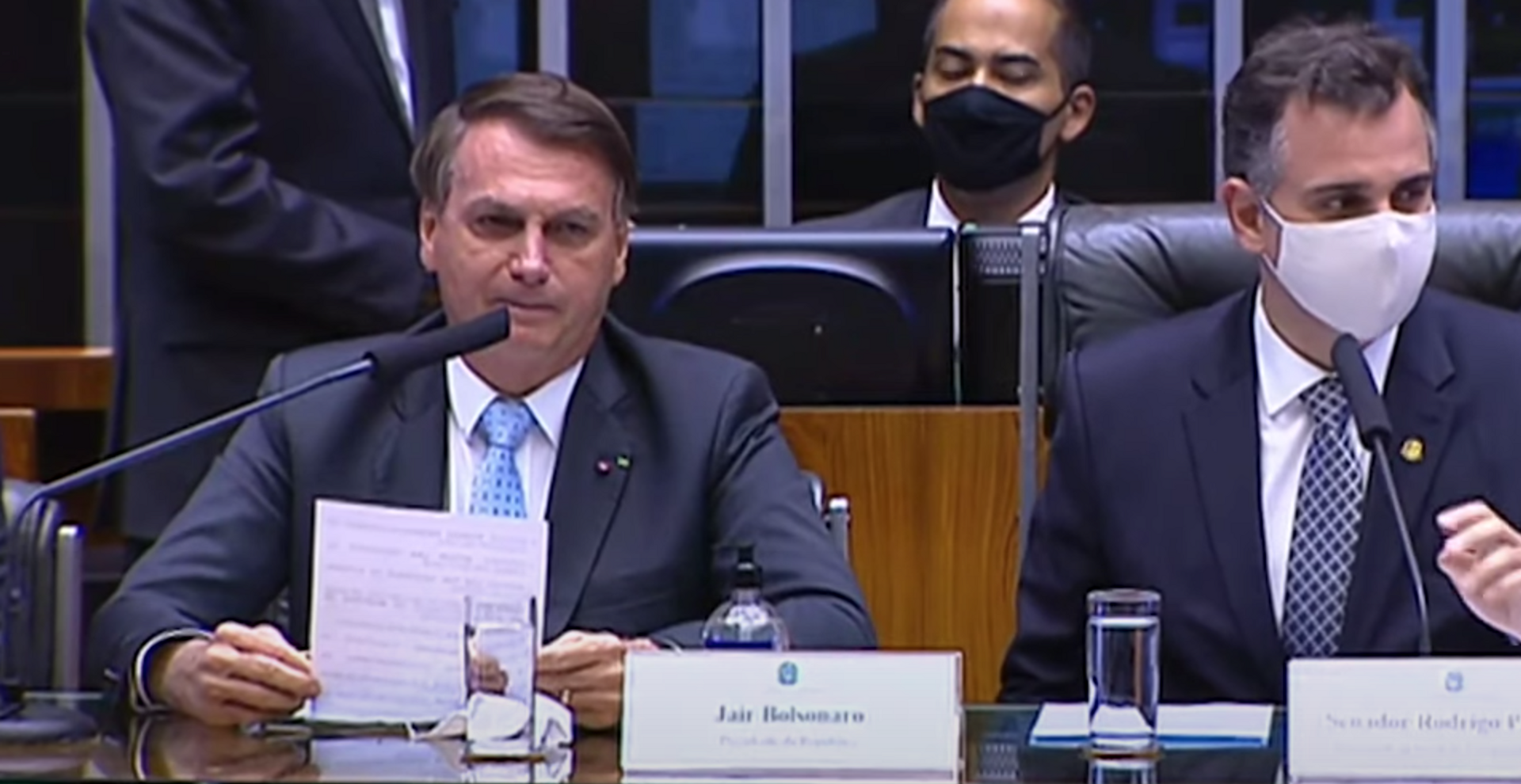 O presidente Jair Bolsonaro (sem partido) ouve gritos de fascista e genocida no Senado Federal, em Brasília - Sputnik Brasil, 1920, 21.01.2022