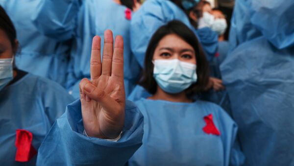 Saudação de Jogos Vorazes, com três dedos levantados, é usada por manifestantes para protestar contra o golpe militar em Mianmar - Sputnik Brasil