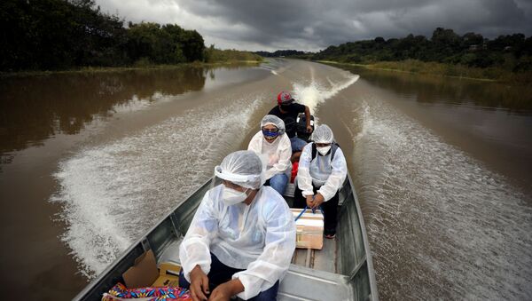 Funcionários da área de saúde viajam em barco no rio Solimões, em Manacapuru, no Amazonas - Sputnik Brasil