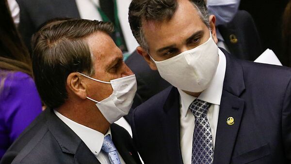 Presidente do Brasil, Jair Bolsonaro (à esquerda) conversa com o presidente do Senado, Rodrigo Pacheco, durante abertura da sessão legislativa no Congresso Nacional, Brasília, 3 de fevereiro de 2021 - Sputnik Brasil