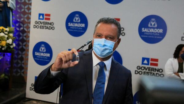 O governador da Bahia, Rui Costa, segura um frasco da vacina CoronaVac - Sputnik Brasil