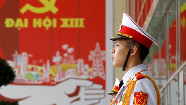 Soldado na porta do Centro Nacional de Convenções, que recebeu o 13º Congresso Nacional do Partido Comunista do Vietnã, em Hanói, 27 de janeiro de 2021 - Sputnik Brasil