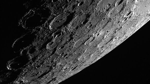Imagem de Mercúrio capturada por uma câmera na espaçonave MESSENGER da NASA  - Sputnik Brasil