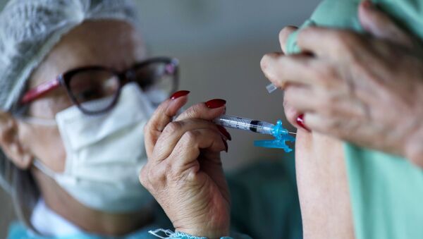 Funcionária de saúde aplica dose da vacina de Oxford contra coronavírus em hospital de Brasília - Sputnik Brasil
