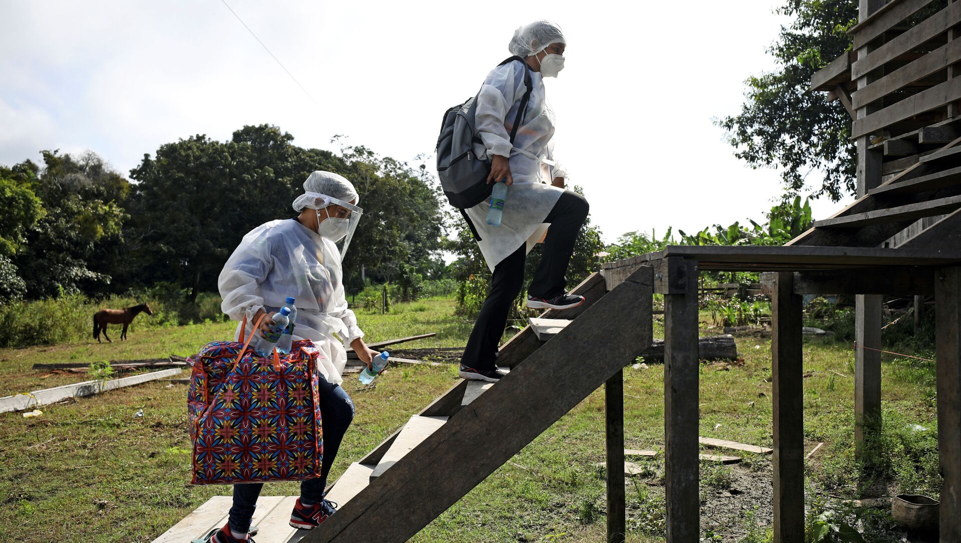 Funcionários da área de saúde carregam lote com doses da vacina de Oxford no município de Manacapuru, próximo ao rio Solimões, no Amazonas - Sputnik Brasil, 1920, 04.02.2021