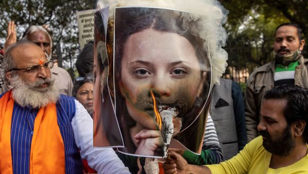 Pôster de Greta Thunberg sendo queimado como ato de repúdio contra seus tweets sobre protestos de agricultores na Índia - Sputnik Brasil