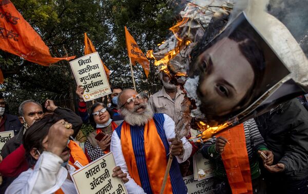 Indianos contrários aos protestos de agricultores tacaram fogo nos pôsteres de Greta Thunberg e de Rihanna, acusando-as de interferência internacional - Sputnik Brasil