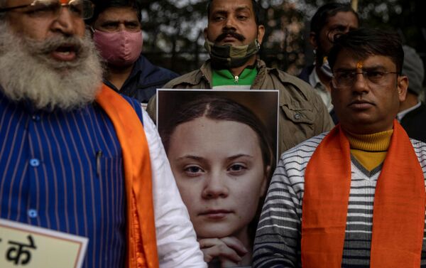 Pôster de Greta Thunberg antes de ser queimado - Sputnik Brasil