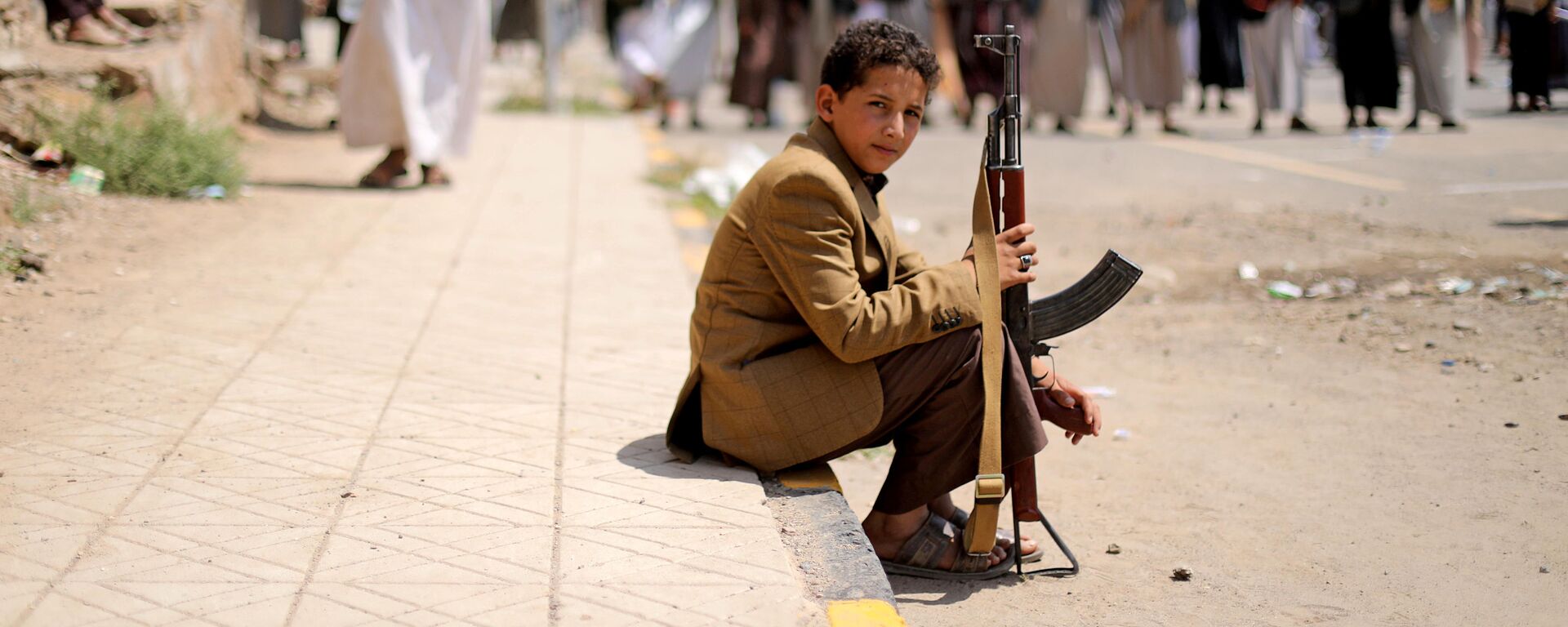 Garoto segura rifle durante ato do movimento houthi na capital do Iêmen, Sanaa, 30 de agosto de 2020 (foto de arquivo) - Sputnik Brasil, 1920, 09.02.2021