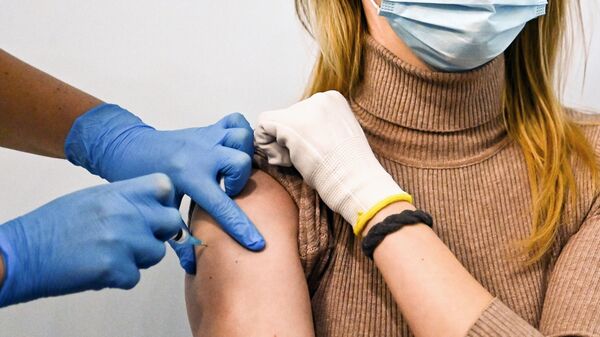 Moscovita recebe dose da vacina Sputnik V em ponto de vacinação instalado na Ópera Helikon, Moscou, Rússia, 20 de janeiro de 2021 - Sputnik Brasil