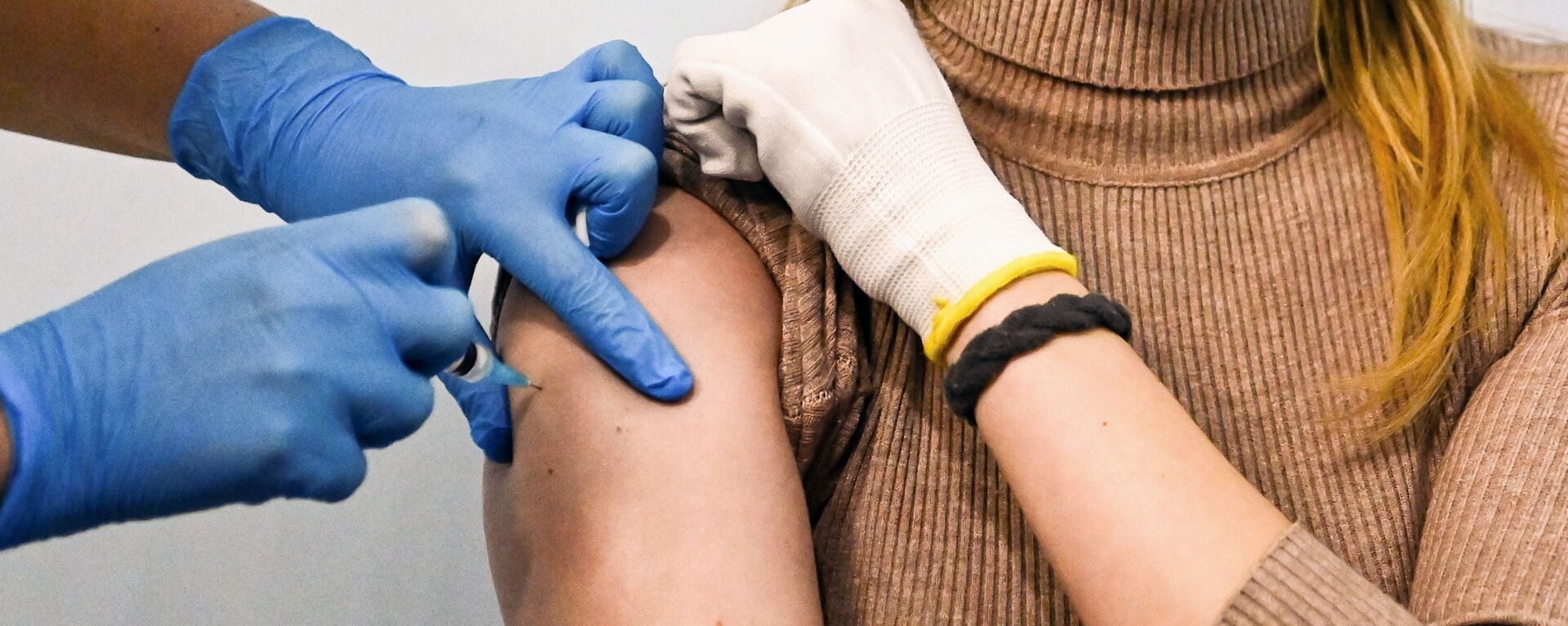 Moscovita recebe dose da vacina Sputnik V em ponto de vacinação instalado na Ópera Helikon, Moscou, Rússia, 20 de janeiro de 2021 - Sputnik Brasil, 1920, 19.03.2022