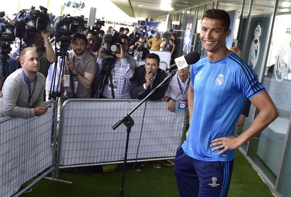 Cristiano Ronaldo sorri para jornalistas durante coletiva, em 24 de maio de 2016, em Madri, na Espanha - Sputnik Brasil