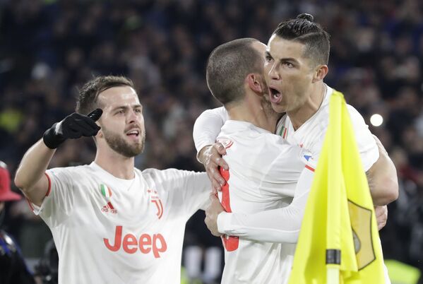Ronaldo comemora com seus companheiros após marcar contra a Roma, no Estádio Olímpico de Roma, pelo campeonato italiano, em 12 de janeiro de 2020 - Sputnik Brasil