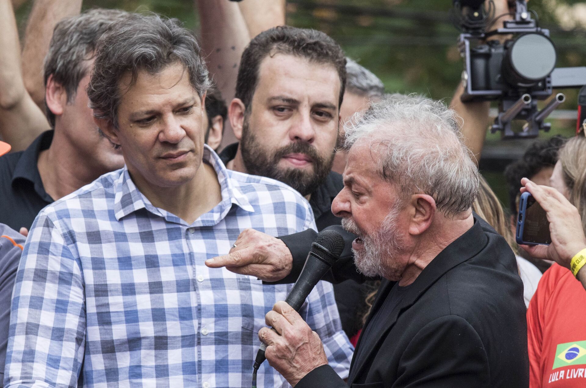 O ex-presidente Lula ao lado de Fernando Haddad e Guilherme Boulos discursa no caminhão de som em frente ao Sindicato dos Metalúrgicos, em São Bernardo do Campo, em São Paulo - Sputnik Brasil, 1920, 22.06.2023