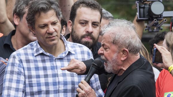 O ex-presidente Lula ao lado de Fernando Haddad e Guilherme Boulos discursa no caminhão de som em frente ao Sindicato dos Metalúrgicos, em São Bernardo do Campo, em São Paulo - Sputnik Brasil
