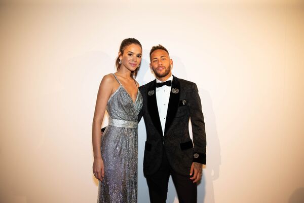 Neymar com sua então namorada Bruna Marquezine em São Paulo (SP), durante leilão beneficente do Instituto Projeto Neymar Jr (arquivo) - Sputnik Brasil