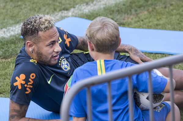 Neymar brinca com o filho Davi Lucca durante intervalo de treino da seleção brasileira em Sochi, na Rússia, durante a Copa do Mundo, em 29 de junho de 2018 - Sputnik Brasil