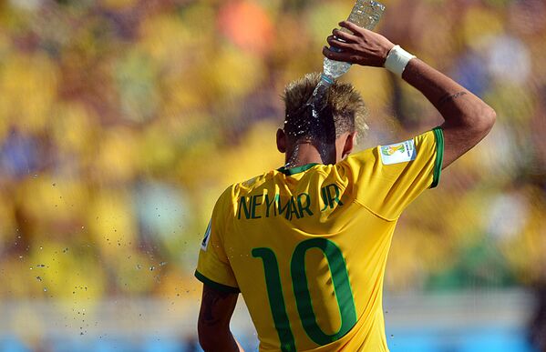 Craque da seleção, Neymar se refresca durante confronto do Brasil com o Chile pelas oitavas de final da Copa do Mundo FIFA, no Mineirão, em Belo Horizonte, em 28 de junho de 2014 - Sputnik Brasil