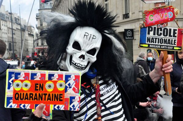 Manifestantes contra o projeto de Lei da Segurança Global na Praça da República, em Paris, França - Sputnik Brasil
