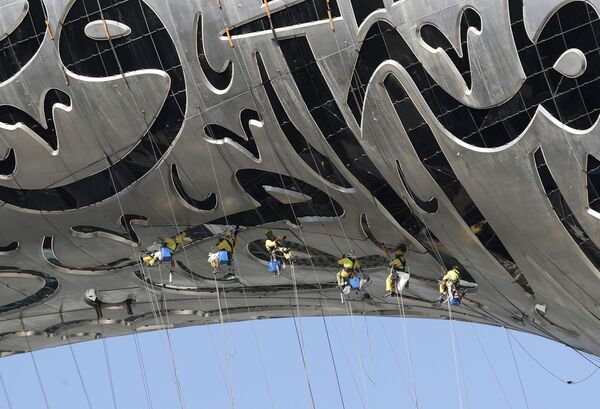 Empregados suspensos do Museu do Futuro que está sendo construído em Dubai, Emirados Árabes Unidos, 2 de fevereiro de 2021 - Sputnik Brasil