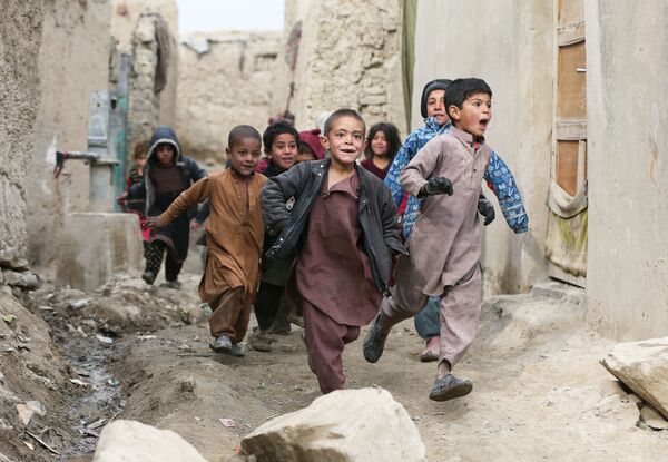 Crianças afegãs brincam perto de seus abrigos nos arredores de Cabul, Afeganistão, 3 de fevereiro de 2021 - Sputnik Brasil