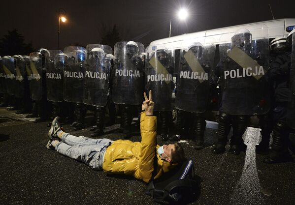 Manifestante deitado no chão durante protestos contra as novas leis antiaborto em Varsóvia, Polônia, 29 de janeiro de 2021 - Sputnik Brasil