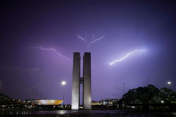 Relâmpago ilumina o céu sobre o Congresso Nacional, em Brasília, 3 de fevereiro de 2021 - Sputnik Brasil
