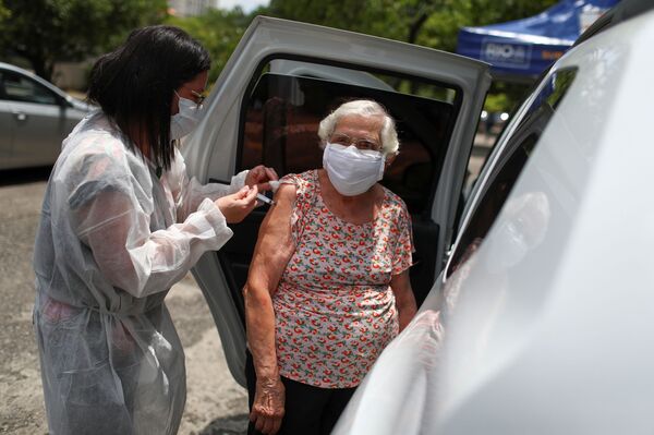  Vacinação de idosos contra COVID-19 no Rio de Janeiro, 5 de fevereiro de 2021 - Sputnik Brasil