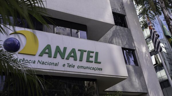 Edifício sede da Anatel é visto ao lado de antenas de transmissão de telefonia na zona sul de São Paulo. - Sputnik Brasil