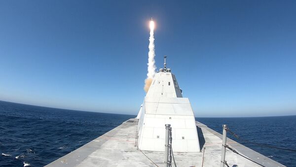USS Zumwalt (DDG 1000) executa com sucesso o primeiro teste de disparo do sistema MK 57 com um míssil SM-2 - Sputnik Brasil