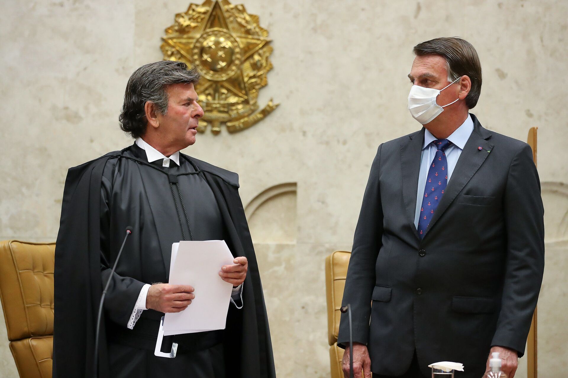 Presidente Jair Bolsonaro e ministro Luiz Fux se olham no Supremo Tribunal Federal, em 10 de setembro de 2020 - Sputnik Brasil, 1920, 09.11.2021