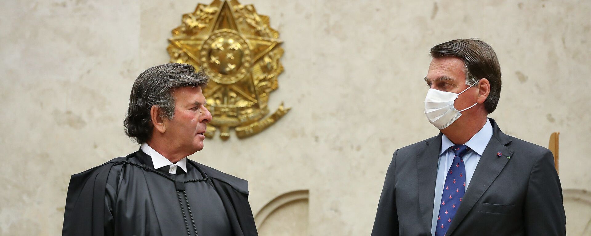 Presidente Jair Bolsonaro e ministro Luiz Fux se olham no Supremo Tribunal Federal, em 10 de setembro de 2020 - Sputnik Brasil, 1920, 19.07.2022