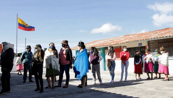 As pessoas fazem fila do lado de fora de uma seção eleitoral para votar durante as eleições presidenciais em Olmedo, Equador. - Sputnik Brasil