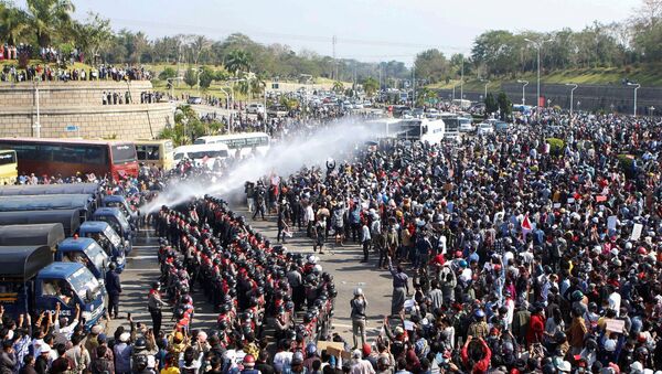 Polícia usa canhão de água para dispersar manifestantes na capital de Mianmar, Naypyidaw, 8 de fevereiro de 2021 - Sputnik Brasil