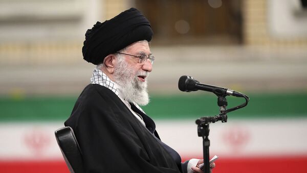 Líder supremo do Irã,  Aiatolá Ali Khamenei, discursa para membros das Forças Armadas iranianas, em Teerã, 7 de fevereiro de 2021 - Sputnik Brasil