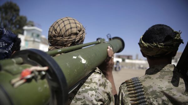 Rebelde houthi segura arma em Sanaa, capital do Iêmen, em 20 de fevereiro de 2020 - Sputnik Brasil