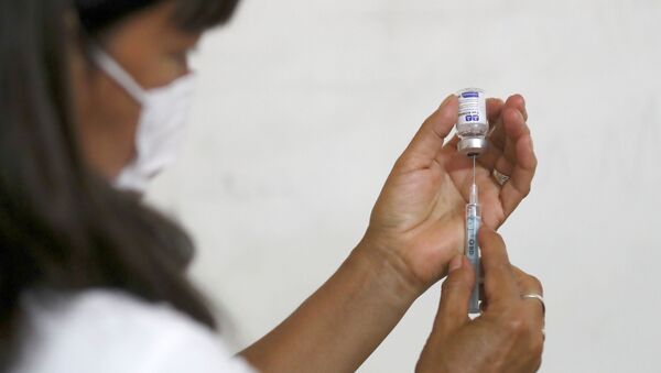 Enfermeira preenche seringa com a vacina Sputnik V em La Plata, nos arredores de Buenos Aires, Argentina, 18 de janeiro de 2021 - Sputnik Brasil