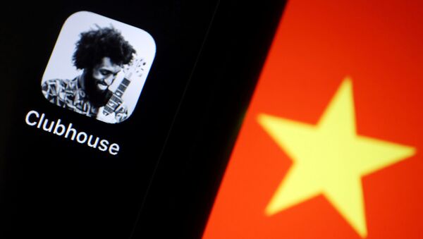 O aplicativo de áudio social Clubhouse é retratado perto de uma estrela na bandeira chinesa - Sputnik Brasil