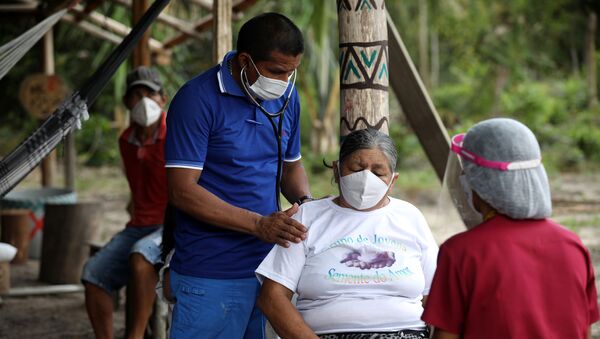 Membro do grupo voluntário Vidas Indígenas Importam antes da realização de teste rápido do coronavírus em Igarapés do Diuna, área protegida próxima ao rio Negro, no Amazonas - Sputnik Brasil