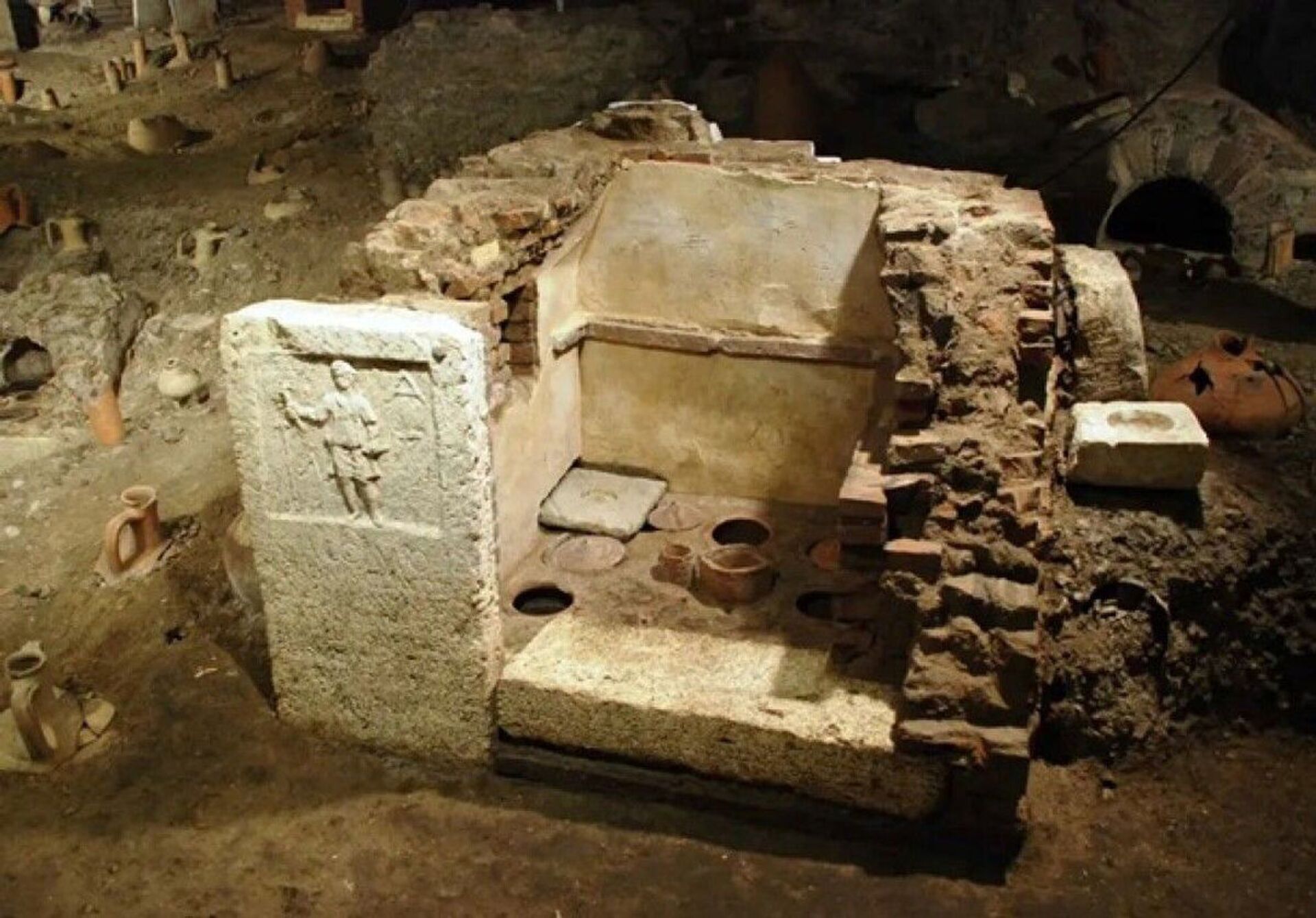 Cemitério da elite e de escravos da época dos césares romanos é descoberto no Vaticano (FOTOS) - Sputnik Brasil, 1920, 09.02.2021