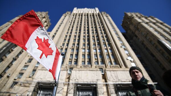 Bandeira nacional do Canadá no carro da embaixada canadense em frente ao prédio do Ministério das Relações Exteriores da Federação da Rússia, para onde foram convocados embaixadores de países que expulsaram diplomatas russos - Sputnik Brasil
