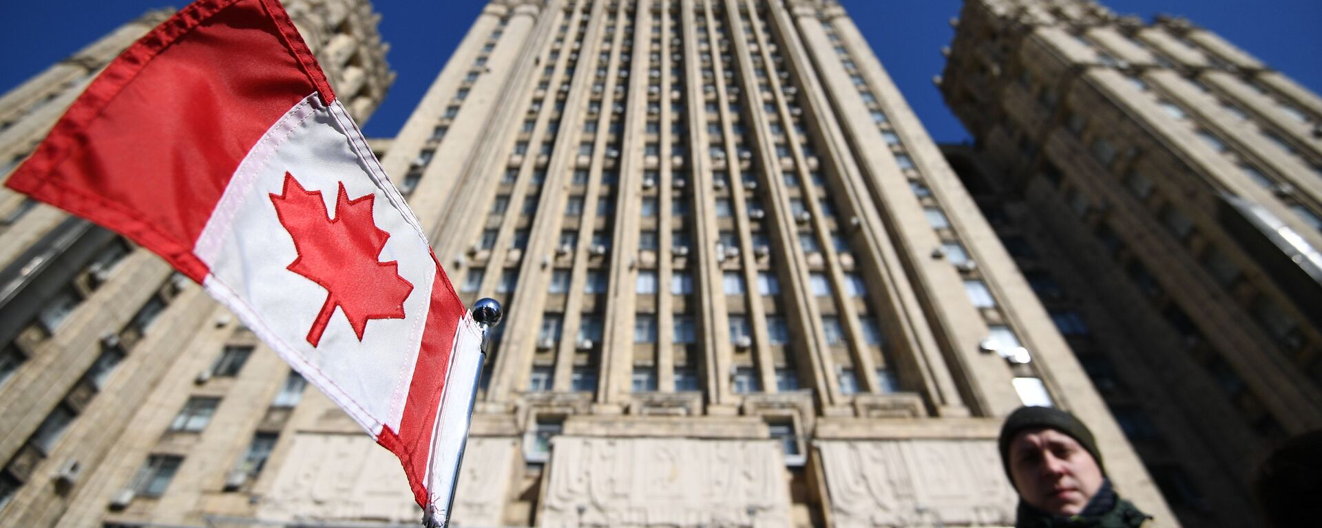 Bandeira nacional do Canadá no carro da embaixada canadense em frente ao prédio do Ministério das Relações Exteriores da Federação da Rússia, para onde foram convocados embaixadores de países que expulsaram diplomatas russos - Sputnik Brasil, 1920, 20.03.2023