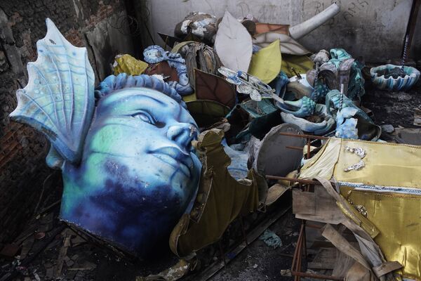 Decoração meio destruída do Carnaval da Escola de Samba Unidos de Bangu no Rio de Janeiro, Brasil, 9 de fevereiro de 2021 - Sputnik Brasil