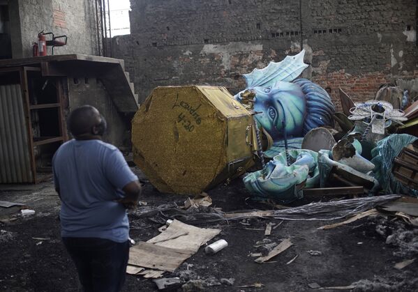 Decoração meio destruída do Carnaval da Escola de Samba Unidos de Bangu no Rio de Janeiro, Brasil, 9 de fevereiro de 2021
 - Sputnik Brasil