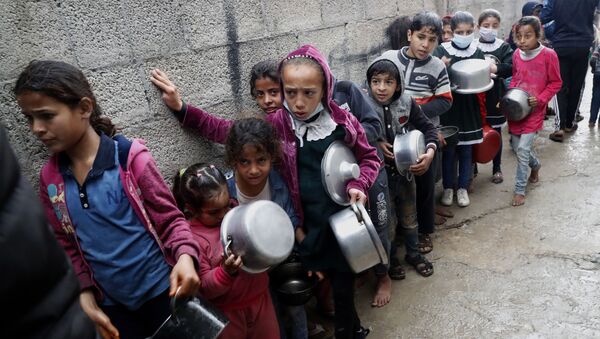 Crianças palestinas fazem fila para receberem refeição de graça em na cidade de Gaza, Palestina, 4 de fevereiro de 2021 - Sputnik Brasil
