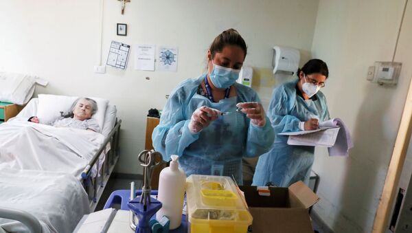 Funcionários de saúde se preparam para administrar dose da vacina CoronaVac contra o novo coronavírus (SARS-CoV-2) em Santiago, Chile, 4 de fevereiro de 2021 - Sputnik Brasil