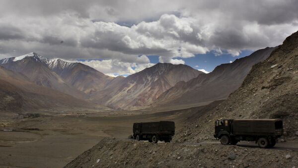 Caminhões do Exército da Índia junto do lago Pangong Tso, perto da fronteira da Índia com a China, na área de Ladakh, Índia, 14 de setembro de 2017 - Sputnik Brasil