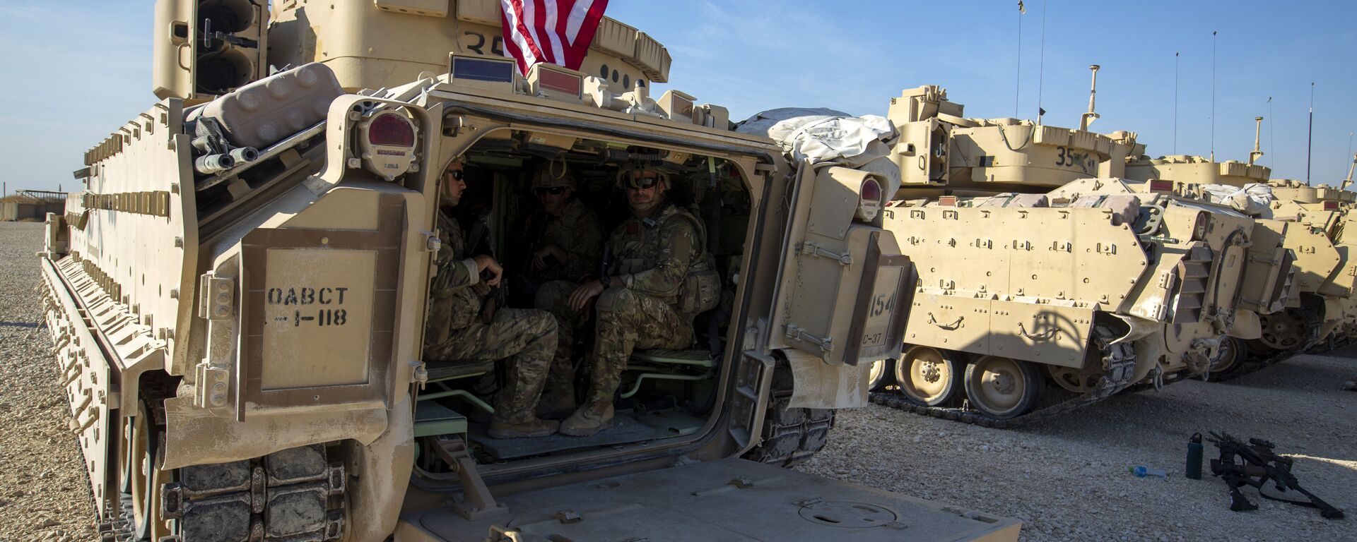 Militares sentados dentro de veículos de combate Bradley em base militar dos EUA em local não revelado no nordeste da Síria, 11 de novembro de 2019 - Sputnik Brasil, 1920, 16.01.2024