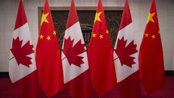 This picture taken on December 5, 2017, shows Canadian and Chinese flags taken prior to a meeting with Canada's Prime Minister Justin Trudeau and China's President Xi Jinping at the Diaoyutai State Guesthouse in Beijing - Sputnik Brasil
