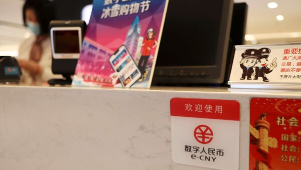 Símbolo do yuan digital da China, ou e-CNY, em balcão de shopping em Pequim, China, 10 de fevereiro de 2021 - Sputnik Brasil